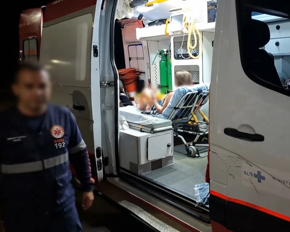 Colisão violenta entre motocicletas deixa mulher e duas crianças feridas na linha T-28 em Ji-Paraná