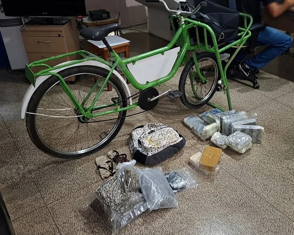 Polícia Militar apreende 12,6 kg de drogas transportados em bicicleta cargueira na Rua Xapuri com T-14 em Ji-Paraná