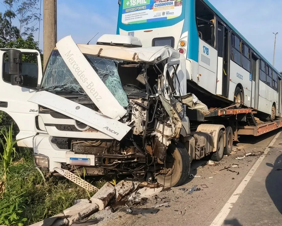 Vídeo: Motorista desvia de Biz com mulheres, tomba carreta na BR-364 e acaba preso às ferragens próximo a Frigorífico