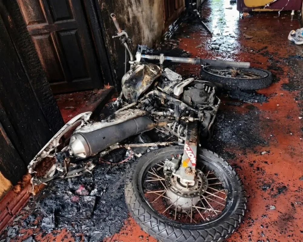  Motocicleta é consumida pelo fogo durante briga de casal no bairro São José e PM conduz envolvidos à Unisp