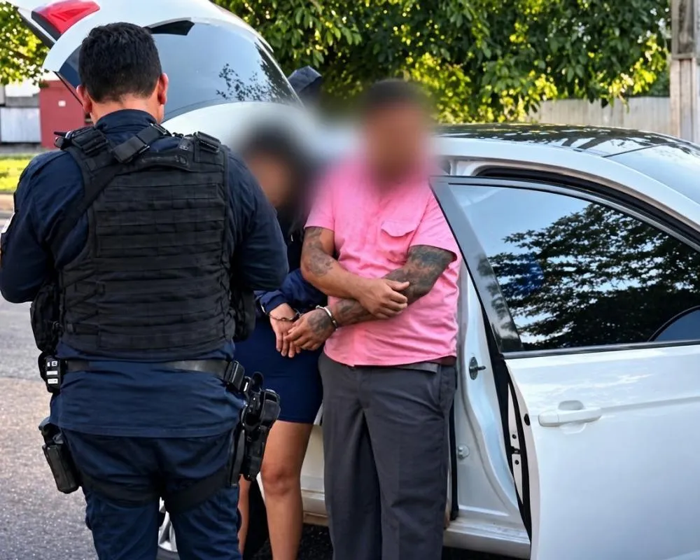 Casal é preso em Rondônia com 60 kg de maconha e arma de fogo furtada de policial civil no interior de um Golf
