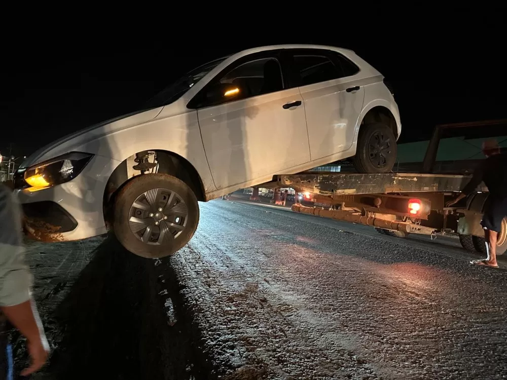 Carro Cai em Barranco na BR-364 Durante Travessia Noturna
