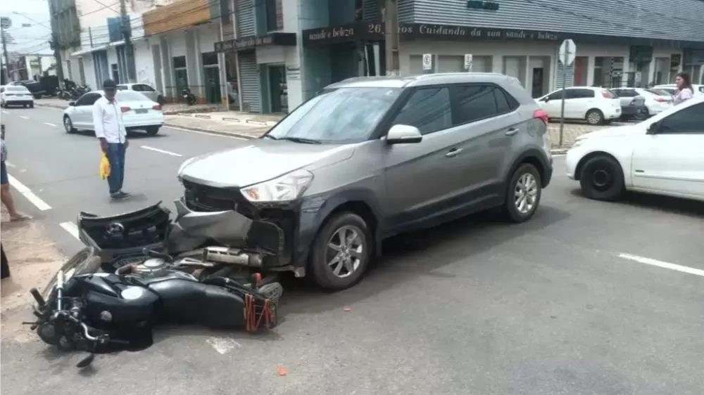 Acidente Grave em Ji-Paraná: Carro Invade Faixa Preferencial e Colide com Motocicleta