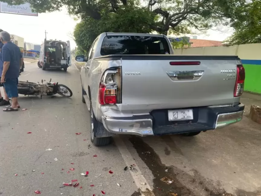 Ji-Paraná: Motociclista se acidenta ao colidir com caminhonete estacionada no cruzamento da T-9 com a Avenida Aracaju