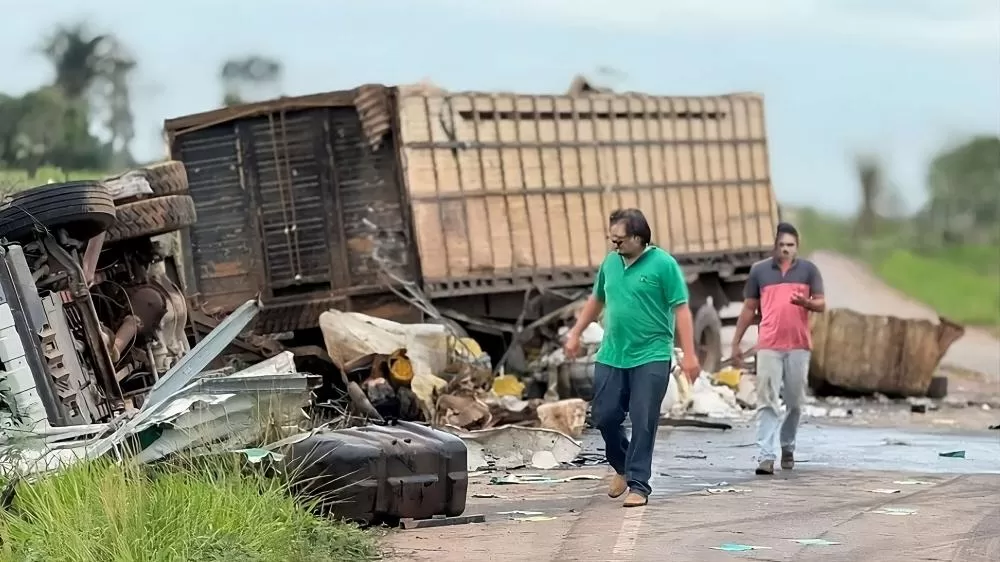 Acidente entre caminhões e carro na BR-364 deixa um morto e três feridos em Rondônia