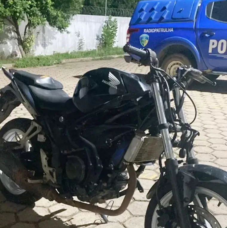 Ji-Paraná: Motocicleta CBR furtada é recuperada pela Polícia Militar abandonada