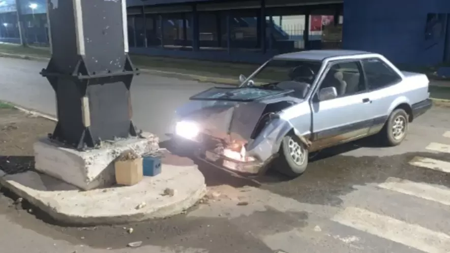 Ji-Paraná: Motorista perde controle e colide contra semáforo na BR-364