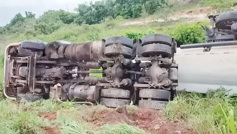 Vídeo: Veja o Momento que Caminhão-Tanque Tomba na BR-364 com Vazamento de Combustível 