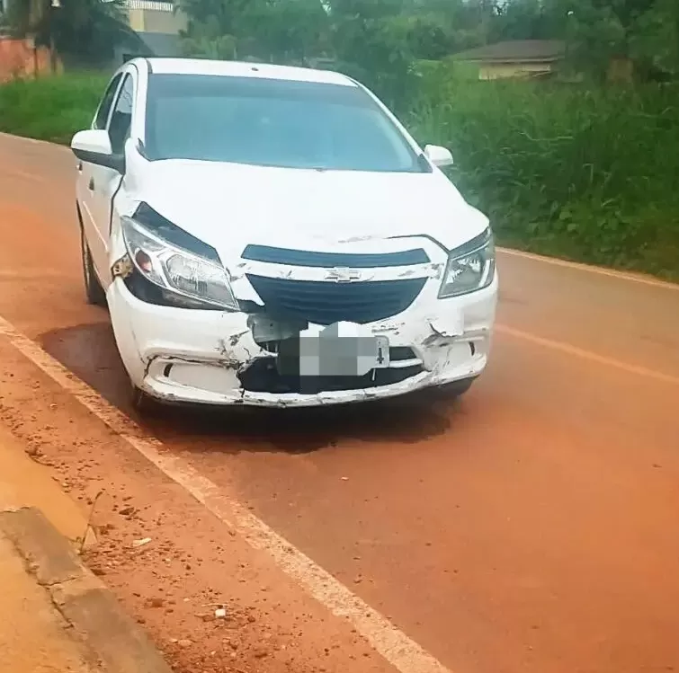 Acidente em Ji-Paraná: Motociclista é atingido por carro que invadiu preferencial na Rua Xapuri