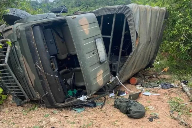 Caminhão do Exército cai em ribanceira na BR-364 e deixa um morto em Rondônia