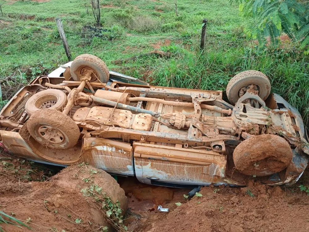 Ambulância perde controle e capota entre as linhas LC 75 e LC 80 próximo à BR-421