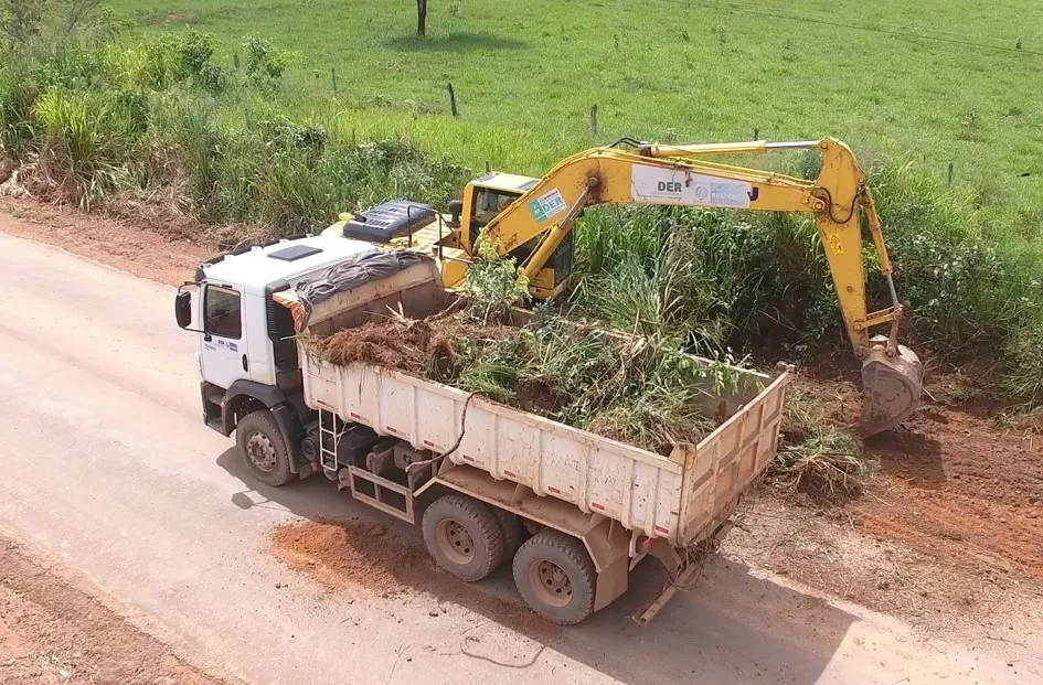 DER-RO: Pavimentação asfáltica avança na RO-135, ligando Ji-Paraná à Nova Londrina