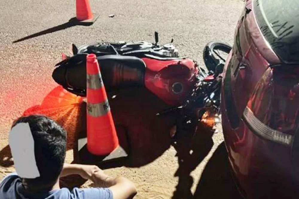 Motociclista de 22 anos tenta fugir de blitz , atropela policial e é preso após colisão